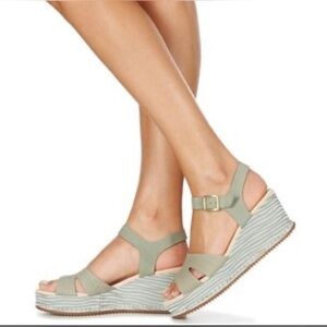 Clark’s Women’s Akilah Eden Lt Green Ankle Strap Buckle Wedge Sandal Size 8 1/2